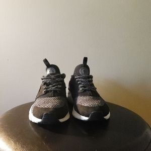 Black/white Nike huarachi kids size 6